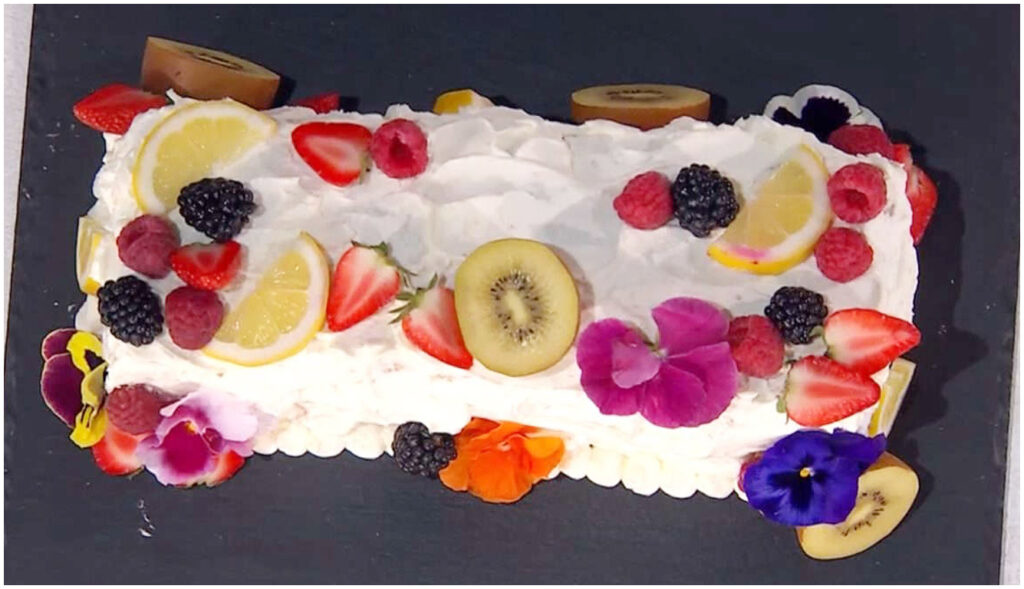 Trionfo di fiori e frutta di Natalia Cattelani: il dolce fresco dell’estate su È sempre mezzogiorno – 28 maggio 2026