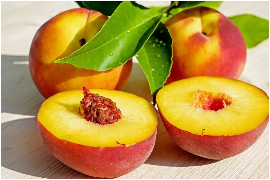 Chi ha colesterolo e ipertensione dovrebbe mangiare questo frutto estivo